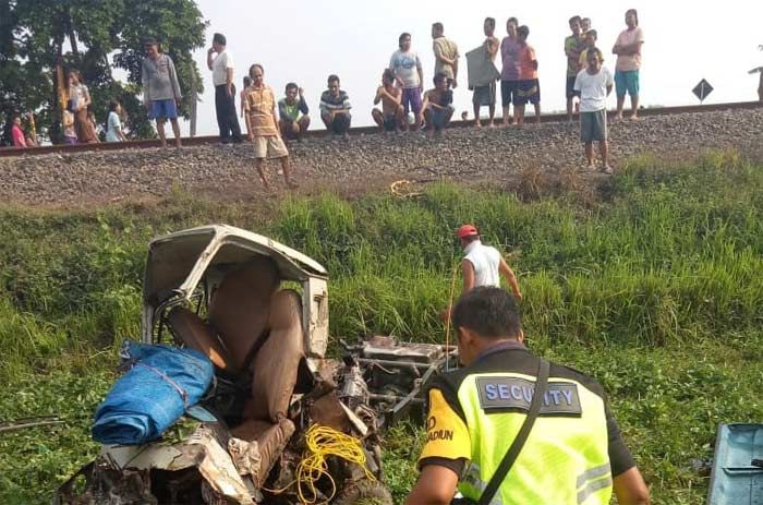 Pick Up Ditabrak Kereta Api di Sumobito Jombang, Sopir Selamat karena Melompat