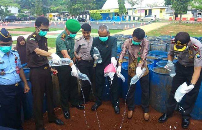 48.700 Liter Arak Hasil Operasi Cipkon Dimusnahkan di Mapolres Tuban 48.700 Liter Arak Hasil Operasi Cipkon Dimusnahkan di Mapolres Tuban