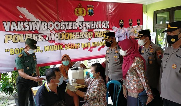 Polres Mojokerto Kota Lakukan Percepatan Vaksinasi Terhadap Lansia di Puskesmas Jetis Polres Mojokerto Kota Lakukan Percepatan Vaksinasi Terhadap Lansia di Puskesmas Jetis