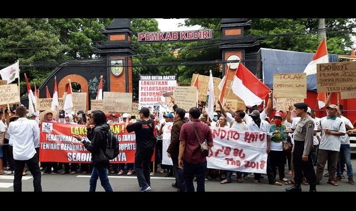 Ratusan Warga Babatan Datangi DPRD Kediri Tuntut Tanah yang Dikuasai PTPN XII Dikembalikan Ratusan Warga Babatan Datangi DPRD Kediri Tuntut Tanah yang Dikuasai PTPN XII Dikembalikan