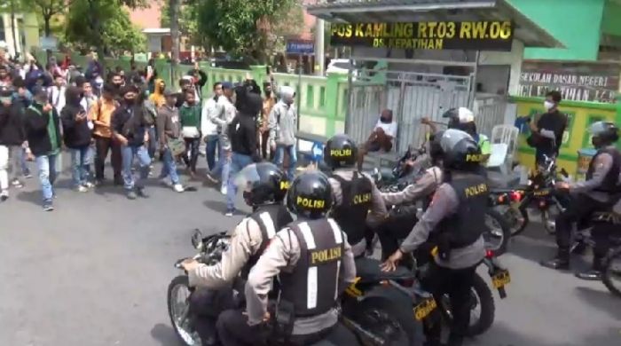 Hendak Demo, Massa Berpakaian Pelajar di Jombang Dibubarkan Polisi, 43 Diamankan Hendak Demo, Massa Berpakaian Pelajar di Jombang Dibubarkan Polisi, 43 Diamankan