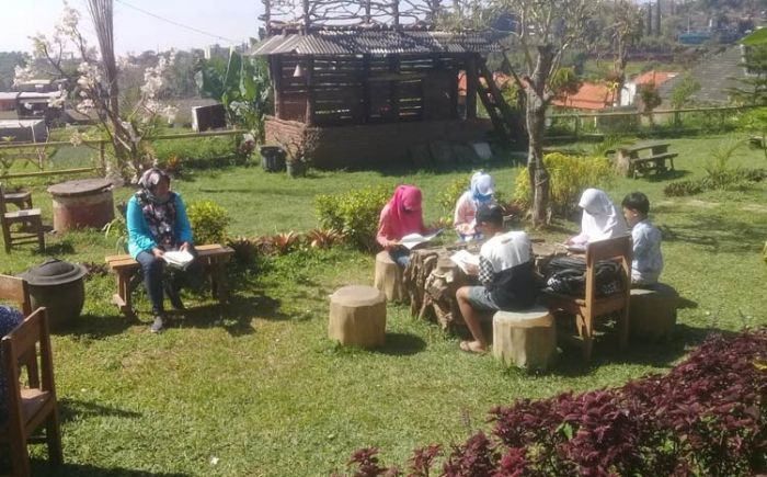 Atasi Kejenuhan Belajar di Rumah, Siswa SDN Songgokerto 3 Kota Batu Belajar di Alam Terbuka