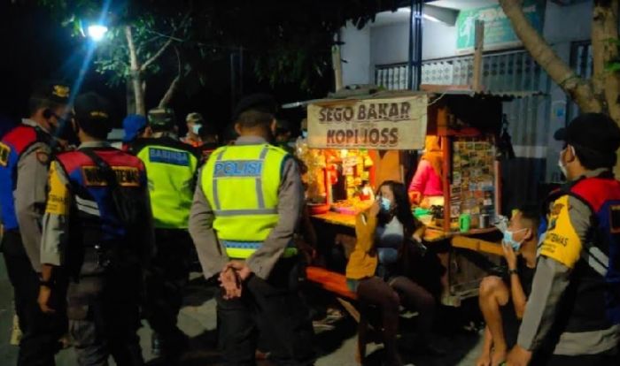 Petugas Gabungan di Kediri Bubarkan Kerumunan di Warkop, Langgar Prokes Petugas Gabungan di Kediri Bubarkan Kerumunan di Warkop, Langgar Prokes