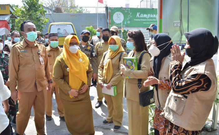 Berisiko Tinggi, Wabup Gresik Bagikan Alkon, Minta Tunda Kehamilan di Masa Pandemi