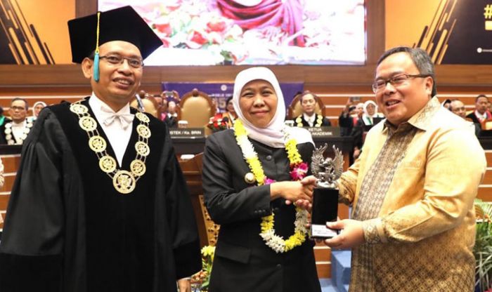 Gubernur Khofifah Raih Penghargaan Alumni Berprestasi Universitas Airlangga 2019 Gubernur Khofifah Raih Penghargaan Alumni Berprestasi Universitas Airlangga 2019