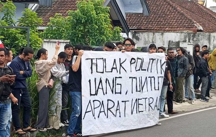 Tolak Politik Uang dan Tuntut Netralitas Polri, Puluhan Massa Gelar Aksi di Bawaslu Kota Malang Tolak Politik Uang dan Tuntut Netralitas Polri, Puluhan Massa Gelar Aksi di Bawaslu Kota Malang