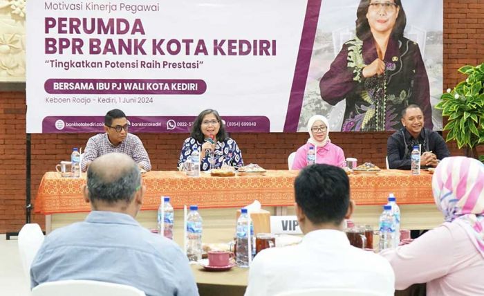 Zanariah Motivasi Kinerja para Pegawai Perumda BPR Bank Kota Kediri Zanariah Motivasi Kinerja para Pegawai Perumda BPR Bank Kota Kediri