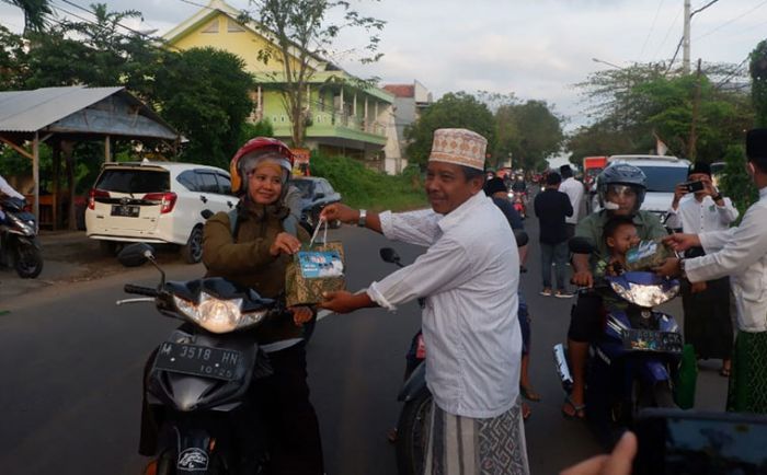 DPC PKB Bangkalan Bagi-bagi Takjil Gratis kepada Pengendara DPC PKB Bangkalan Bagi-bagi Takjil Gratis kepada Pengendara