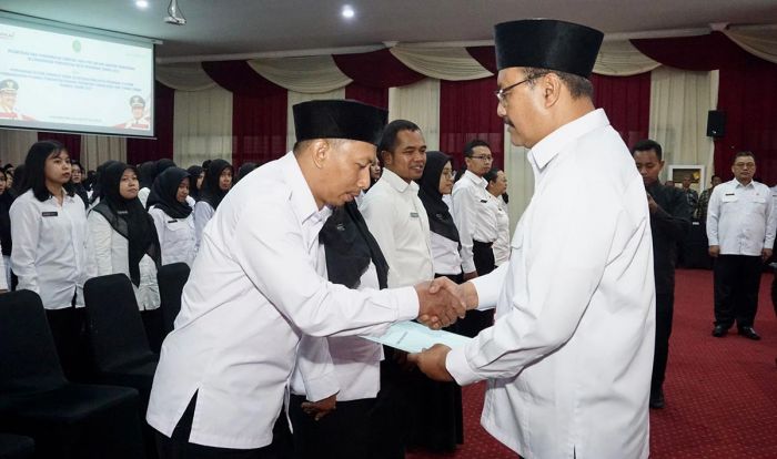 Serahkan SK PPPK dan Lantik PNS Fungsional, Gus Ipul: Berikan yang Terbaik untuk Bangsa Serahkan SK PPPK dan Lantik PNS Fungsional, Gus Ipul: Berikan yang Terbaik untuk Bangsa