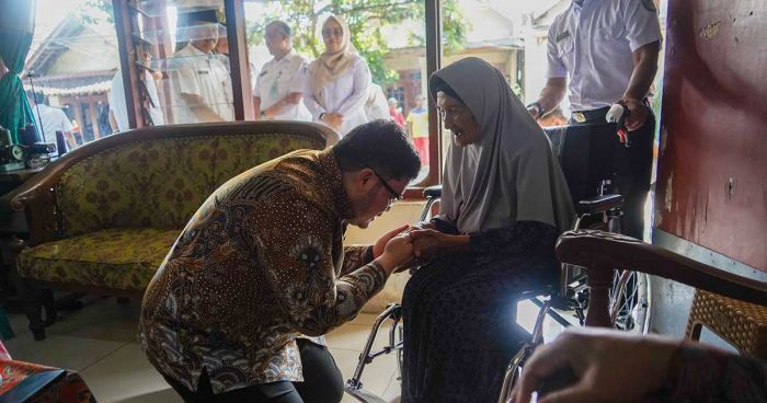 Bupati Kediri Beri Kursi Roda untuk CJH Tertua