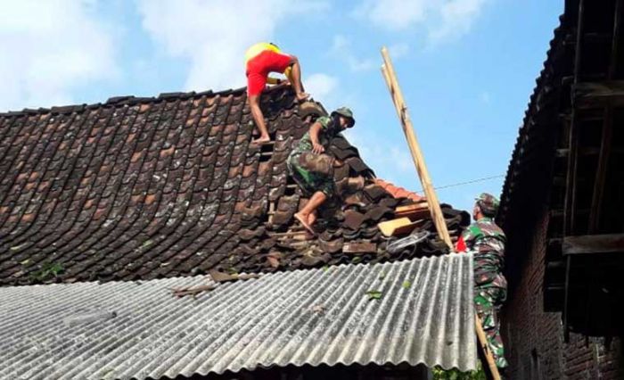 Angggota Koramil Kendal Bersama Warga Perbaiki Rumah yang Rusak Usai Diterjang Angin Kencang Angggota Koramil Kendal Bersama Warga Perbaiki Rumah yang Rusak Usai Diterjang Angin Kencang