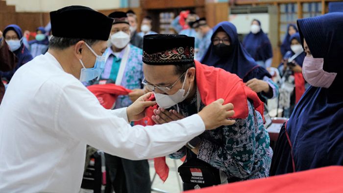 Direktur SDM dan Umum SIG Lepas 113 Jemaah Haji