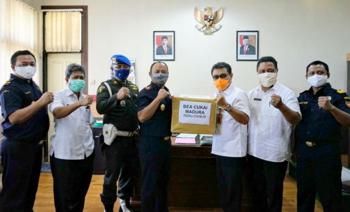 KPPBC Tipe Madya Pabean C Madura Berikan Bantuan APD Kepada Gugus Tugas Covid-19 Pamekasan KPPBC Tipe Madya Pabean C Madura Berikan Bantuan APD Kepada Gugus Tugas Covid-19 Pamekasan