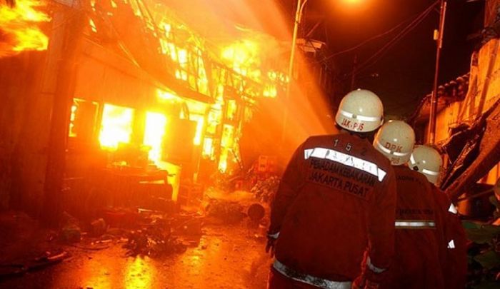 Diduga Korsleting, Sebuah Rumah Ludes Terbakar di Pademawu Pamekasan Diduga Korsleting, Sebuah Rumah Ludes Terbakar di Pademawu Pamekasan