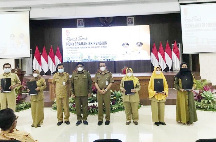 Sekda Mirfano Serahkan SK Pensiunan kepada 101 ASN di Lingkungan Pemkab Jember Sekda Mirfano Serahkan SK Pensiunan kepada 101 ASN di Lingkungan Pemkab Jember