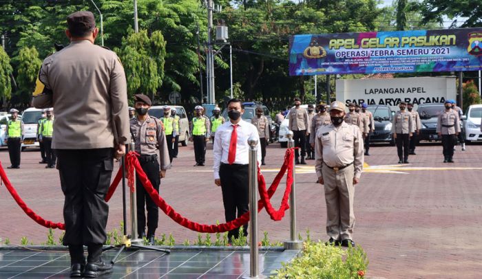 Kapolres Pasuruan Serahkan Kendaraan Dinas dan Beri Penghargaan kepada Personel Berprestasi Kapolres Pasuruan Serahkan Kendaraan Dinas dan Beri Penghargaan kepada Personel Berprestasi