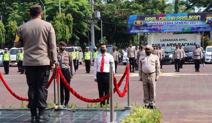 Kapolres Pasuruan Serahkan Kendaraan Dinas dan Beri Penghargaan kepada Personel Berprestasi