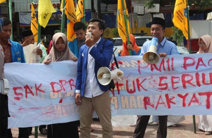 Massa PMII Pacitan Kembali Geruduk Gedung DPRD Massa PMII Pacitan Kembali Geruduk Gedung DPRD