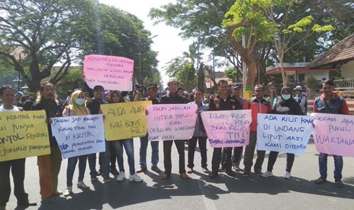Gelar Aksi Solidaritas, Jurnalis di Pamekasan Bentangkan Poster Sentil Polri Gelar Aksi Solidaritas, Jurnalis di Pamekasan Bentangkan Poster Sentil Polri