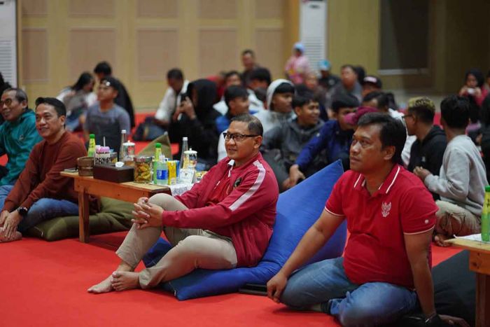 Nobar Indonesia Vs Australia, Pj Wali Kota Batu berbaur dengan Anak Yatim Piatu dan Masyarakat Nobar Indonesia Vs Australia, Pj Wali Kota Batu berbaur dengan Anak Yatim Piatu dan Masyarakat