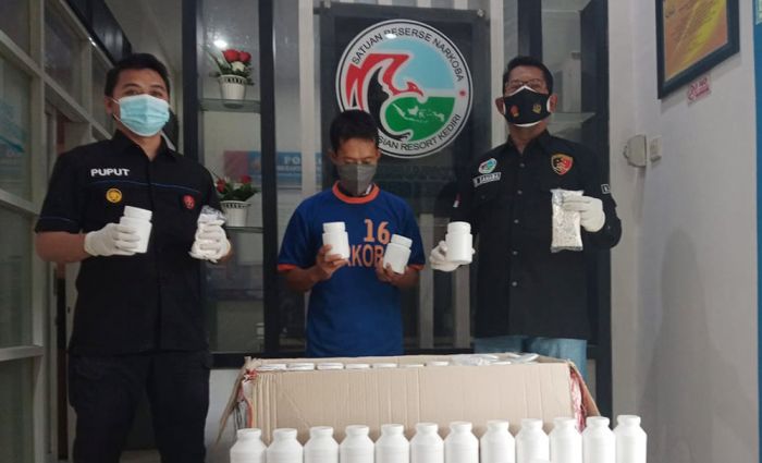 Edarkan Ratusan Ribu Pil Koplo, Kurir Ekspedisi Asal Surabaya Ditangkap Polisi Edarkan Ratusan Ribu Pil Koplo, Kurir Ekspedisi Asal Surabaya Ditangkap Polisi