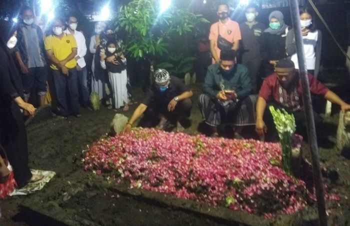 Usai Disalati, Jenazah Chacha Dibawa ke Rumah Duka, Isak Tangis Keluarga Pecah Usai Disalati, Jenazah Chacha Dibawa ke Rumah Duka, Isak Tangis Keluarga Pecah