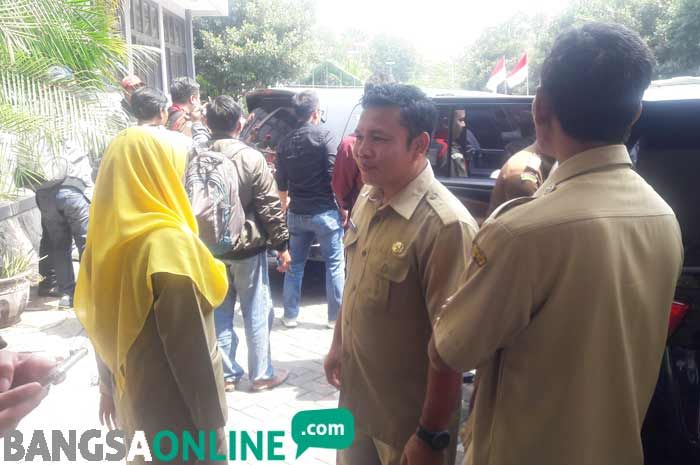 Pasca Penggeledahan, Sopir Kadinkes Gresik Kembali Dimintai Keterangan oleh Kejari Pasca Penggeledahan, Sopir Kadinkes Gresik Kembali Dimintai Keterangan oleh Kejari