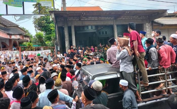 Ribuan Massa Segel Masjid Usman Bin Affan di Nyalabuh Laok Pamekasan, Diduga Sebarkan Ajarkan Sesat