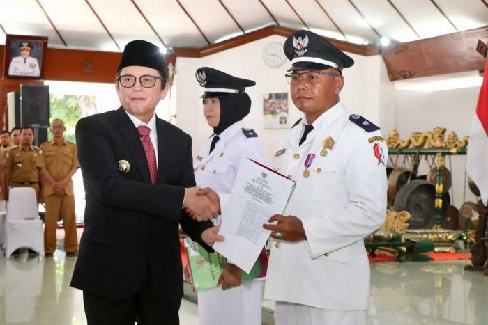Pj Bupati Bojonegoro Serahkan SK Perpanjangan Jabatan Kades Pj Bupati Bojonegoro Serahkan SK Perpanjangan Jabatan Kades