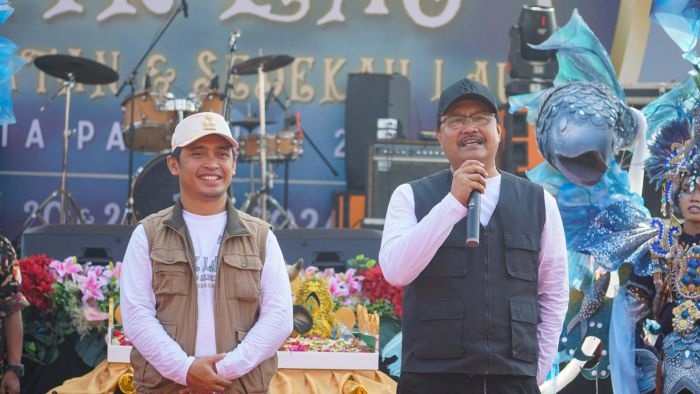 Wali Kota Pasuruan Hadiri Larung Sesaji Acara Petik Laut di Pelabuhan Ngemplakrejo Wali Kota Pasuruan Hadiri Larung Sesaji Acara Petik Laut di Pelabuhan Ngemplakrejo