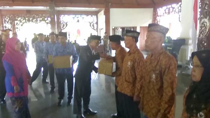 Pemkab Pamekasan Gelar Upacara Hari Pahlawan Pemkab Pamekasan Gelar Upacara Hari Pahlawan
