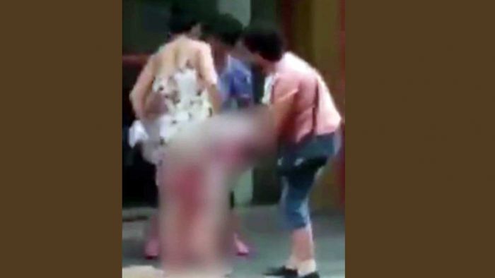 Keluar dari Mall, Wanita Ini Melahirkan Sambil Berdiri, Bayi pun Jatuh di antara Dua Kaki Keluar dari Mall, Wanita Ini Melahirkan Sambil Berdiri, Bayi pun Jatuh di antara Dua Kaki
