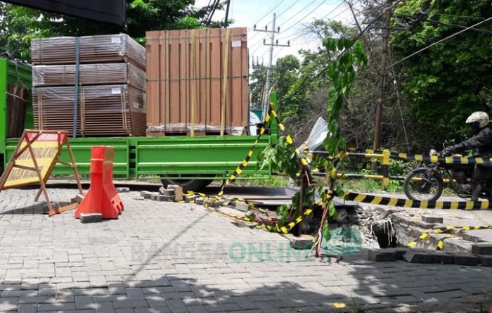 Tak Mampu Tahan Beban, Jembatan Gulomantung Gresik Ambrol Tak Mampu Tahan Beban, Jembatan Gulomantung Gresik Ambrol