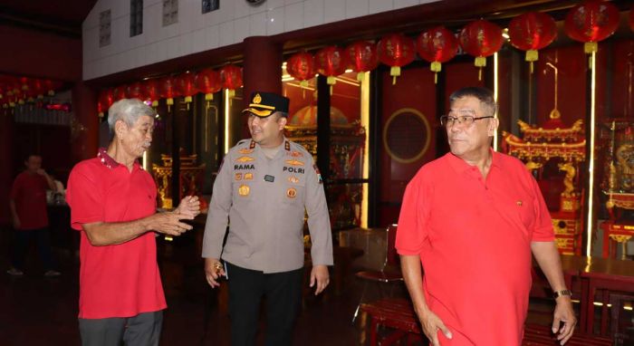 Kapolres Gresik Pastikan Pengamanan Imlek 2577 Kongzili Kondusif di Klenteng Kim Hin Kiong