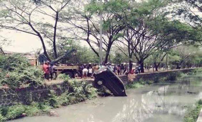 Kaget, Innova Nyemplung di Sungai Margomulyo Surabaya Kaget, Innova Nyemplung di Sungai Margomulyo Surabaya