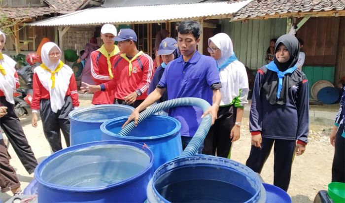 KSR PMI Unirow Bantu Air Bersih untuk Warga Semanding