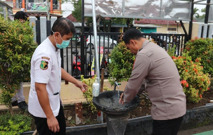 ​Polres Ngawi Tangkal Penyebaran Covid-19 dengan Sediakan Tempat Cuci Tangan