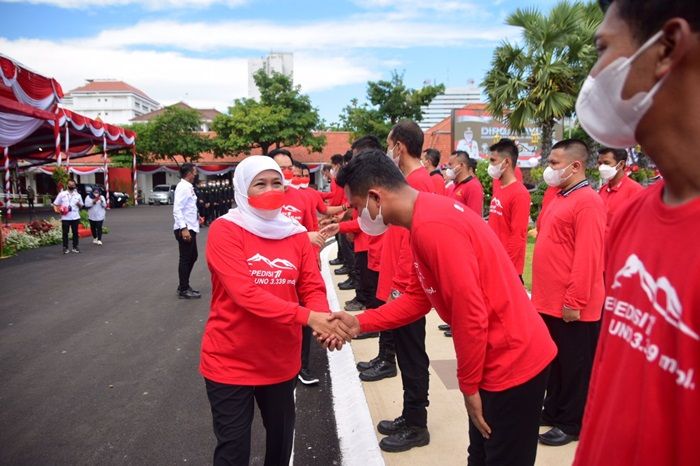 Dilepas Khofifah, Tim Ekspedisi 77 Siap Kibarkan Bendera Merah Putih di Puncak Arjuno Dilepas Khofifah, Tim Ekspedisi 77 Siap Kibarkan Bendera Merah Putih di Puncak Arjuno