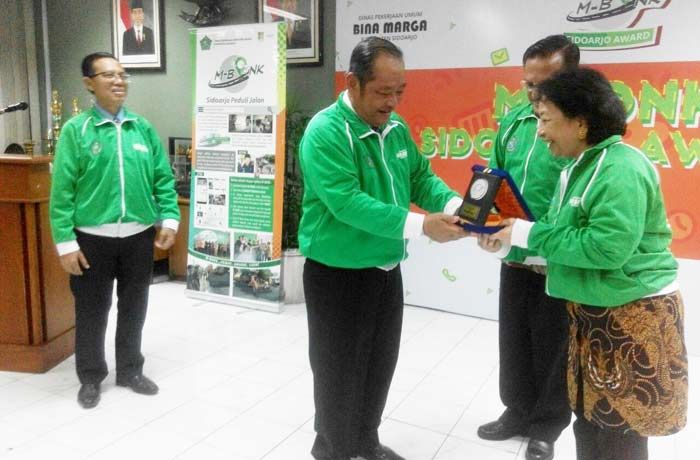 Hibahkan Jalan ke Pemkab Sidoarjo, Dua Perusahaan Diganjar M-Bonk Award