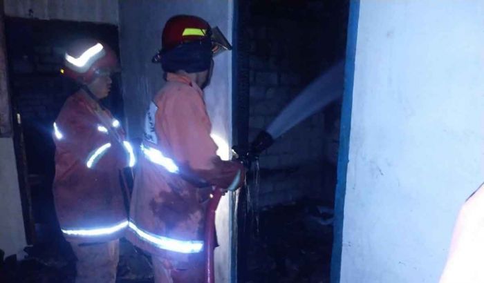 Bangun Tidur, Rumah Warga Bungah Gresik Terbakar Bangun Tidur, Rumah Warga Bungah Gresik Terbakar