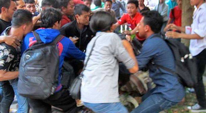 Rampas Hp di Gayungsari, Dua Pelajar SMA Dihajar Massa dan Nyaris Dibakar Rampas Hp di Gayungsari, Dua Pelajar SMA Dihajar Massa dan Nyaris Dibakar