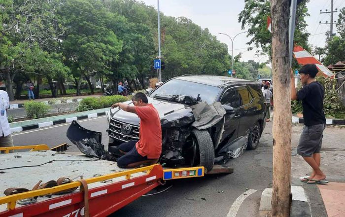 Mobil Dinas PUPR Bangkalan Terlibat Kecelakaan