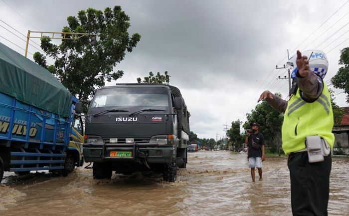 Tergenang Banjir, Arus Lalu Lintas di Bandar Kedungmulyo Jombang Dialihkan Tergenang Banjir, Arus Lalu Lintas di Bandar Kedungmulyo Jombang Dialihkan