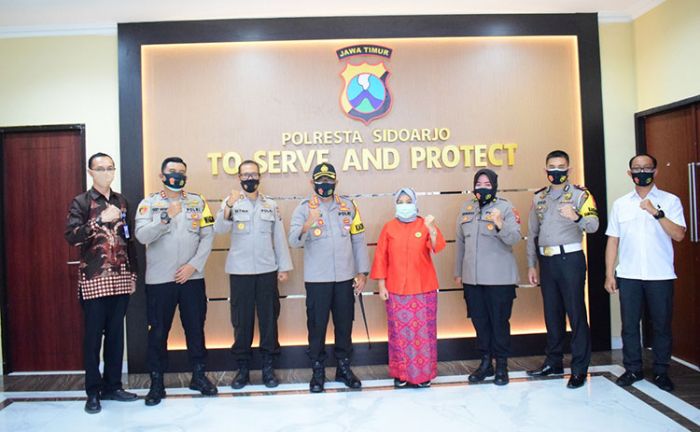 Deputi KemenPAN-RB Apresiasi Penerapan Protkes di Sentra Pelayanan Publik Polresta Sidoarjo Deputi KemenPAN-RB Apresiasi Penerapan Protkes di Sentra Pelayanan Publik Polresta Sidoarjo