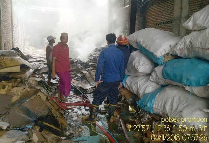 Gudang Rongsokan di Prambon Sidoarjo Terbakar Gudang Rongsokan di Prambon Sidoarjo Terbakar