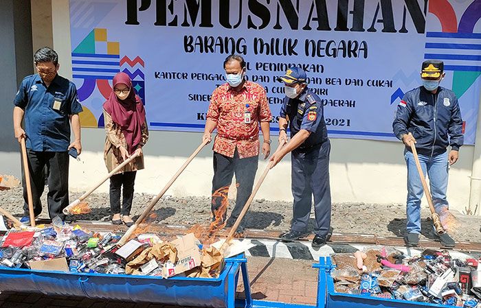 Tegas! Bea Cukai Kediri Musnahkan Barang Bukti Tindak Pidana Cukai Senilai Rp264 juta Tegas! Bea Cukai Kediri Musnahkan Barang Bukti Tindak Pidana Cukai Senilai Rp264 juta