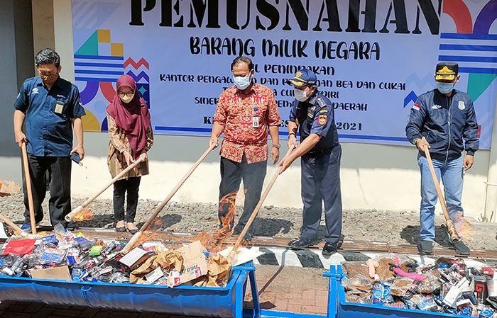 Tegas! Bea Cukai Kediri Musnahkan Barang Bukti Tindak Pidana Cukai Senilai Rp264 juta