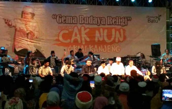 Gelar Ngaji Bareng Cak Nun, Balai Kota Among Tani jadi Lautan Manusia Gelar Ngaji Bareng Cak Nun, Balai Kota Among Tani jadi Lautan Manusia