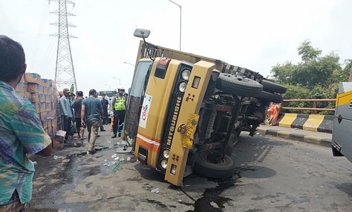 ​As Roda Putus, Truk Muat Air Mineral Terguling di Arteri Porong Sidoarjo