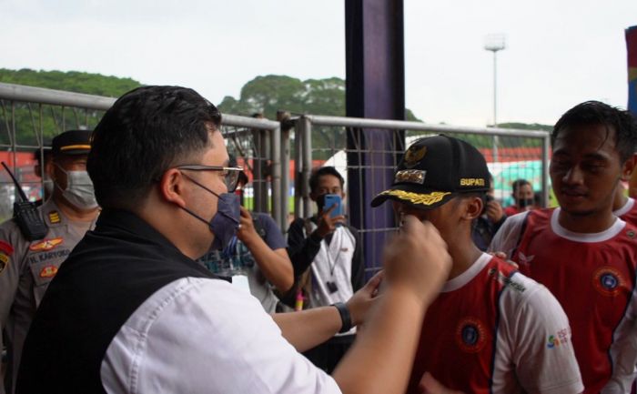 Lolos 16 Besar, Bupati Kediri Berikan Topinya untuk Kapten Persedikab Lolos 16 Besar, Bupati Kediri Berikan Topinya untuk Kapten Persedikab